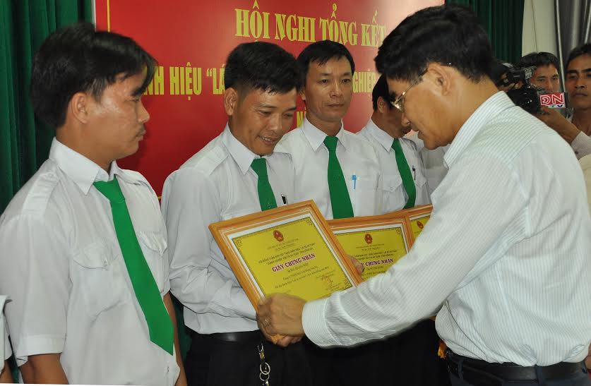 Phó chủ tịch UBND tỉnh Trần Văn Vỉnh trao danh hiệu tay lái đồng cho các tài xế