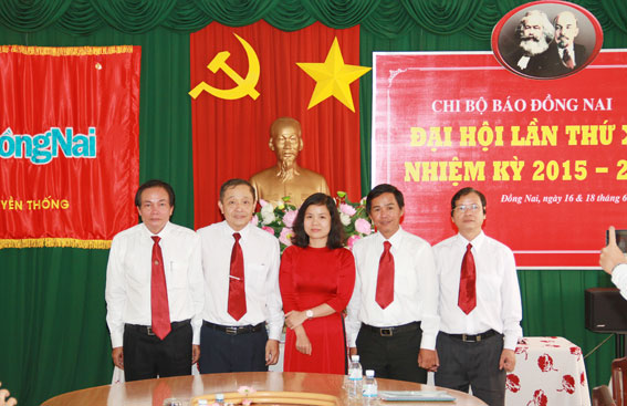Các thành viên Chi ủy báo Đồng Nai nhiệm kỳ 2015-2020 ra mắt tại Đại hội