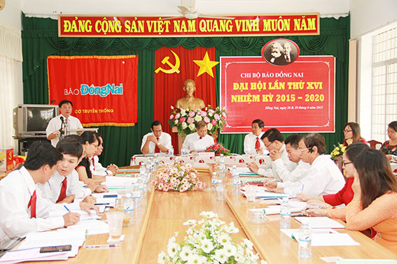 Phó bí thư Đảng ủy Khối các cơ quan tỉnh Nguyễn Hữu Định phát biểu chỉ đạo tại Đại hội