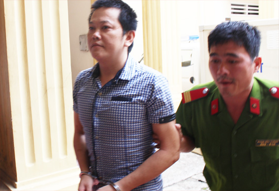 Nhân chứng Trương Thành Chí đến tòa bằng xe đặc chủng và được lực lượng công an áp giải.