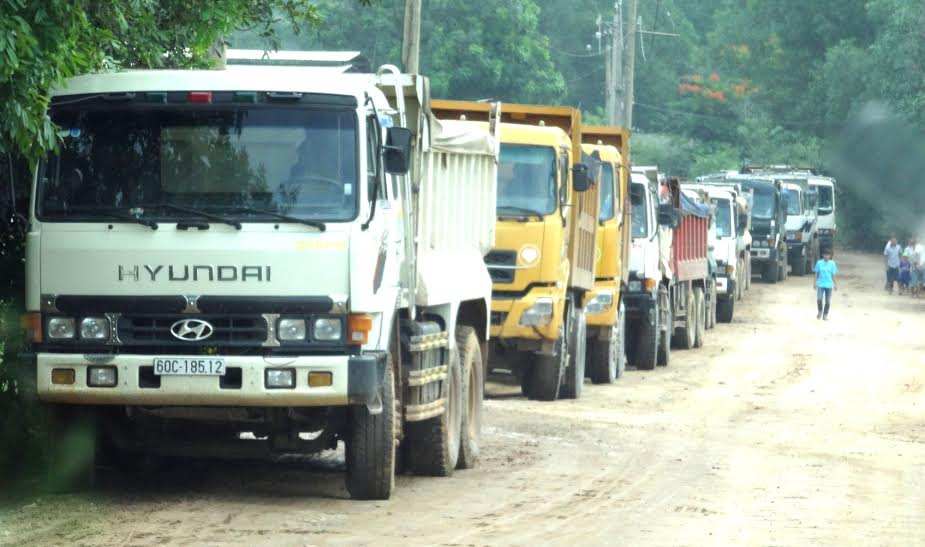 Các xe tải ben chở đá ở khu vực mỏ đá Tân Cang núp  trốn Đoàn kiểm tra 07 đang giám sát hoạt động của tổ   kiểm soát liên ngành thanh tra giao thông và cảnh sát   giao thông Biên Hoà trên đường Hàm Nghi (Thiên   Bình)vào ngày 19-6-2015.