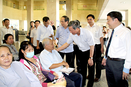 Đồng chí Đinh Văn Cương, Phó ban Kinh tế Trung ương, thăm hỏi bệnh nhân. Ảnh: Sỹ Tuyên