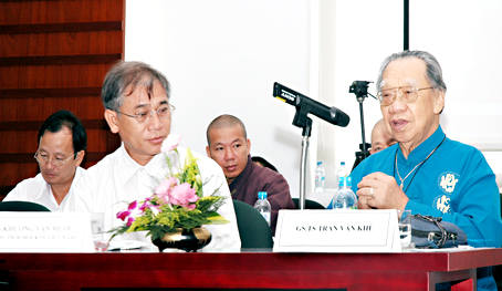  GS.TS Trần Văn Khê phát biểu tham luận tại hội thảo