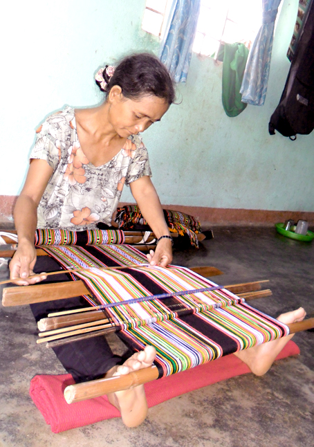 Bà Ka Rẹt đã gắn bó với nghề dệt thổ cẩm 38 năm đang dệt thổ cẩm.  Ảnh: S. Thao