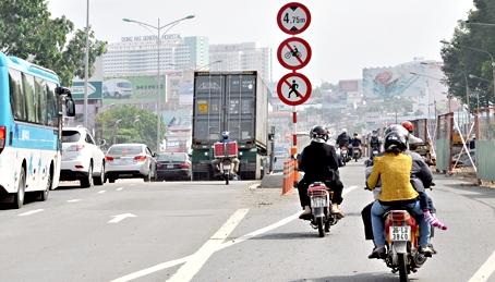 Xe máy “vô tư” đi vào hầm chui Tam Hiệp.