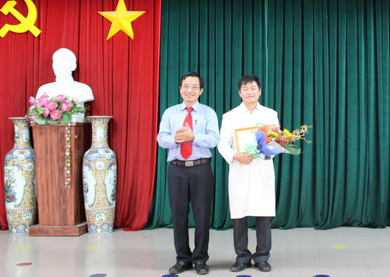 Giám đốc Bệnh viện ĐK Thống Nhất nhận giấy khen từ Phó Giám đốc Sở Y tế Lê Quang Trung