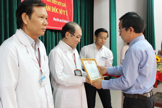 Phó Giám đốc SYT Lê Quang Trung tặng giấy khen cho các cá nhân(1)