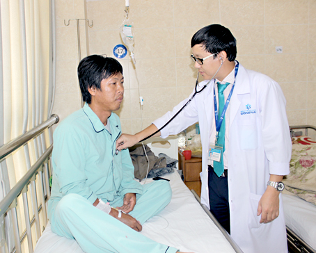 Bác sĩ Nguyễn Đình Quang đang khám bệnh cho bệnh nhân Lê Văn Bình. Ảnh: N.Thư