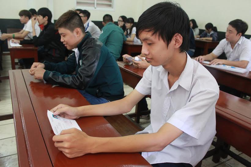 Thí sinh kiểm tra thông tin trên thẻ dự thi tại điểm thi Trường TH-THCS- THPT Bùi Thị Xuân, TP.Biên Hòa