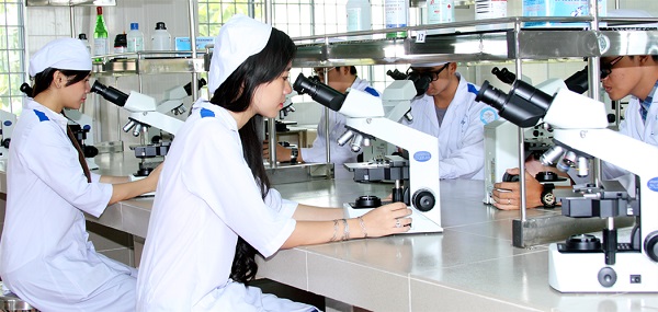 Sinh viên Ngành Dược học được thực tập trên thiết bị hiện đại.