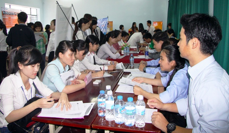 Sinh viên Trường đại học Lạc Hồng tham gia Ngày hội việc làm trong doanh nghiệp Nhật Bản được tổ chức tại trường.