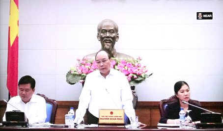 Chủ tịch Ủy ban An toàn giao thông quốc gia, Phó thủ tướng Nguyễn Xuân Phúc chỉ đạo trong buổi họp trực tuyến an toàn giao thông toàn quốc 6 tháng đầu năm.