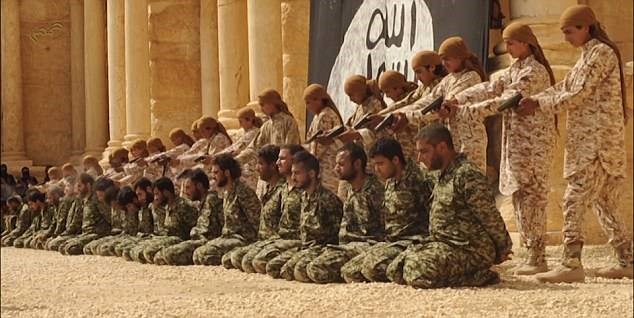 Cảnh hành quyết binh lính Syria tại nhà hát cổ ở thành phố Palmyra. (Nguồn: independent.ie)
