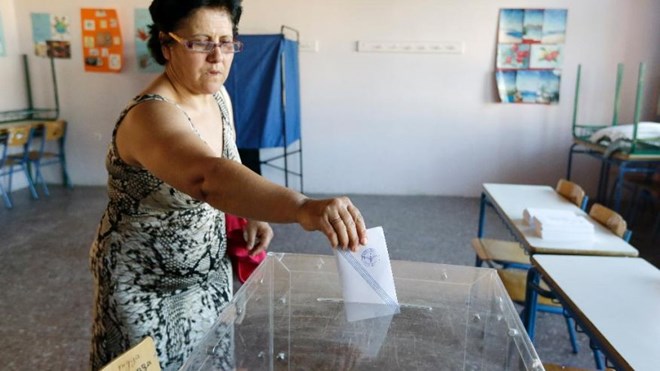 Một phụ nữ đi bỏ phiếu ở Athens. (Nguồn: AP)