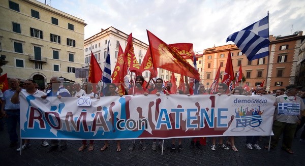 Người dân Italy tuần hành ủng hộ Hy Lạp nói "Không" với kế hoạch kinh tế khắc khổ. (Nguồn: AFP/TTXVN)