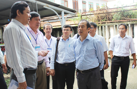 PGS-TS Trần Đắc Phu, Cục trưởng Cục Y tế dự phòng kiểm tra công tác phòng chống dịch sốt xuất huyết tại Trạm Y tế phường Long Bình (TP.Biên Hòa)