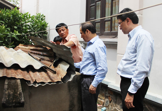 PGS-TS Trần Đắc Phu, Cục trưởng Cục Y tế dự phòng kiểm tra bể chứa nước sinh hoạt của một hộ dân ở KP6, phường Long Bình (TP.Biên Hòa).