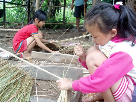 Nhiều em nhỏ ở ấp 3, xã Thanh Sơn (huyện Định Quán) ngày hè còn phụ mẹ đan tranh.