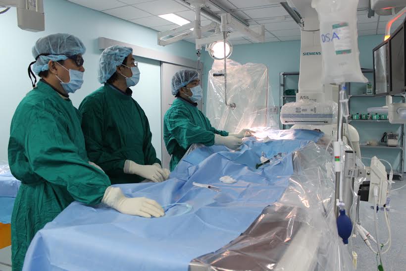 Các bác sĩ của Viện Tim TP. Hồ Chí Minh và Bệnh viện đa khoa Đồng Nai đang thực hiện một ca can thiệp mạch vành.