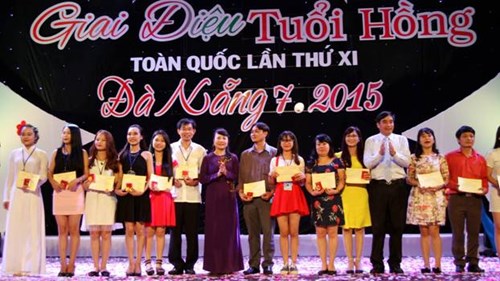 Thứ trưởng Nguyễn Thị Nghĩa trao HCV cho các em có tiết mục xuất sắc nhất  