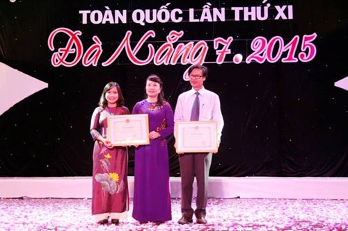 Thứ trưởng Nguyễn Thị Nghĩa tặng Bằng khen của Bộ GD&ĐT cho đơn vị đăng cai
