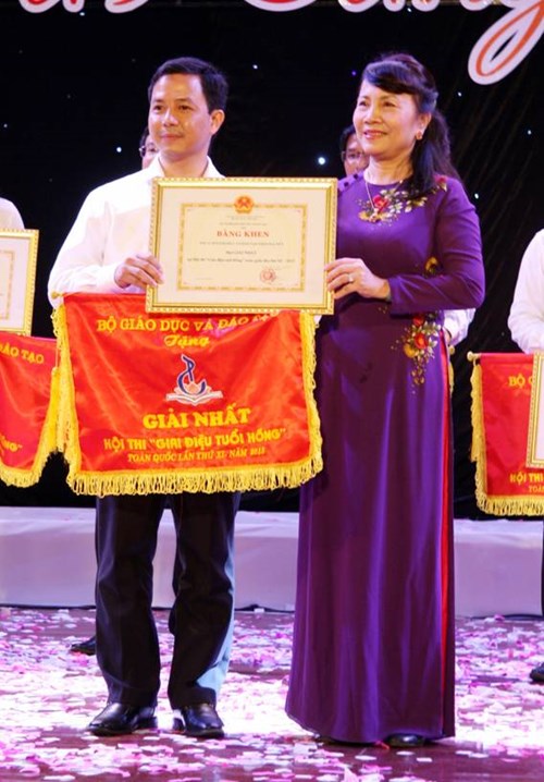 Thứ trưởng Nguyễn Thị Nghĩa trao Bằng khen và cờ cho đại diện đội Thái Nguyên - đội Nhất toàn đoàn của “Giai điệu tuổi hồng” lần thứ XI 
