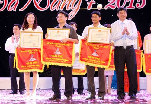 Ông Lê Trung Chinh – Giám đốc Sở GD&ĐT Đà Nẵng, Trưởng BTC - tặng cờ và Bằng khen cho các đội đồng giải Nhì toàn đoàn  