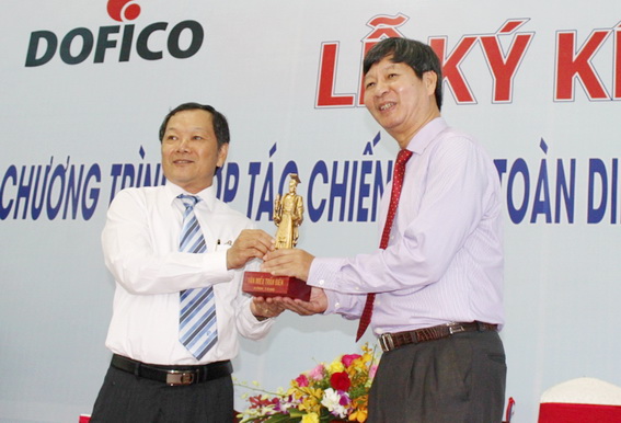 Phó chủ tịch UBND tỉnh Trần Minh Phúc trao quà lưu niệm cho đại diện Tập đoàn Vingroup
