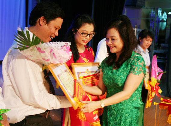 Chủ tịch Công đoàn viên chức tỉnh Phạm Thị Xuân Đào trao giải ở thể loại tốp ca cho các đơn vị.