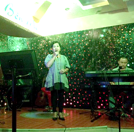 Nghệ sĩ Xuân Hương hát trong chương trình của nhóm Những người thích hát.