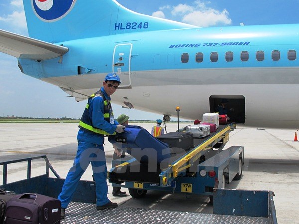 Nhân viên bốc dỡ hành lý của hành khách tại sân bay Nội Bài. Ảnh chỉ có tính minh họa (Ảnh: Vietnam+)