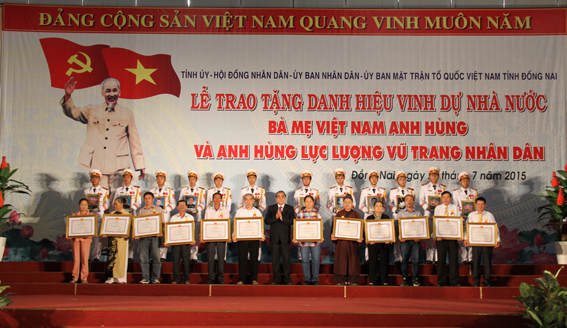 Đồng chí Trần Văn Tư, Phó bí thư thường trực Tỉnh ủy trao bằng công nhận danh hiệu Bà mẹ Việt Nam anh hùng cho đại diện thân nhân các mẹ đã qua đời. (Ảnh: Công Nghĩa)