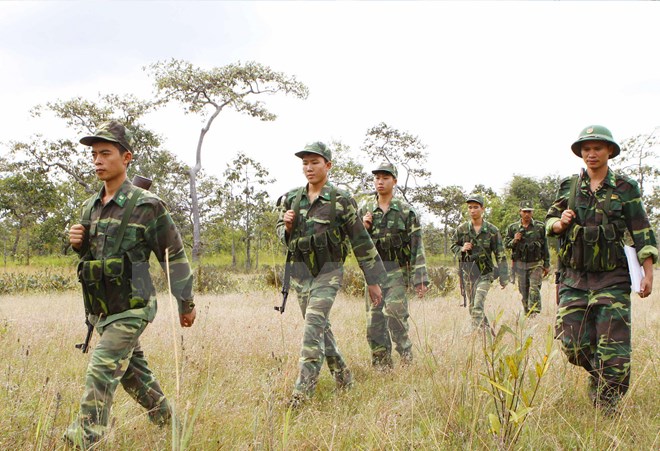 Các chiến sỹ trinh sát Đồn Biên phòng Ea Hleo (745), Đắk Lắk tuần tra khu vực vành đai biên giới. (Ảnh: Dương Giang/TTXVN)