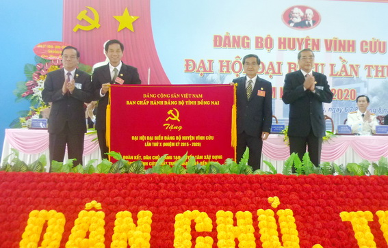 Lãnh đạo Tỉnh ủy tặng bức trường của Ban chấp hành Đảng bộ tỉnh cho Đại hội 