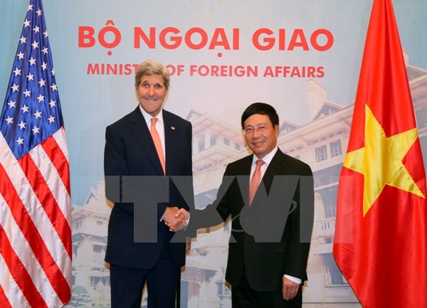 Ngày 7/8/2015, tại Hà Nội, Phó Thủ tướng, Bộ trưởng Ngoại giao Phạm Bình Minh đón và hội đàm với Bộ trưởng Ngoại giao Hoa Kỳ John Kerry sang thăm Việt Nam. (Ảnh: TTXVN)