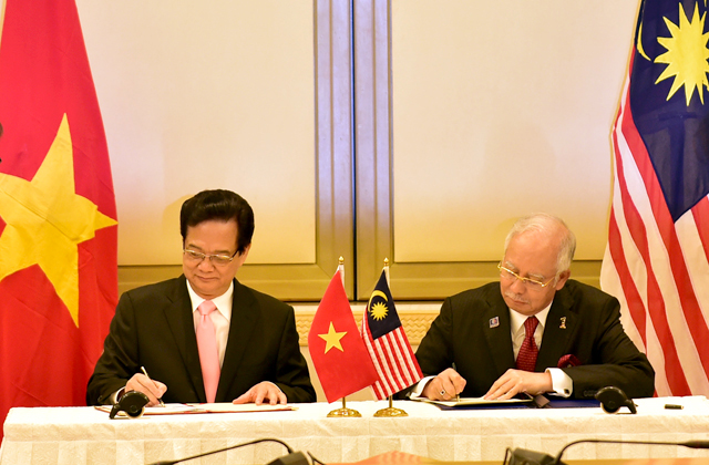 Thủ tướng Nguyễn Tấn Dũng và Thủ tướng Najib Rajak ký Tuyên bố về khuôn khổ đối tác chiến lược Việt Nam-Malaysia - Ảnh VGP