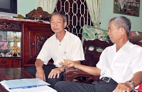 Hai ông Lương Thọ (phải) và Nguyễn Ngọc Hồng, nguyên Đội trưởng và Đội phó Đội Trinh sát vũ trang an ninh TX.Long Khánh, ôn lại những trận đánh lịch sử của đơn vị.