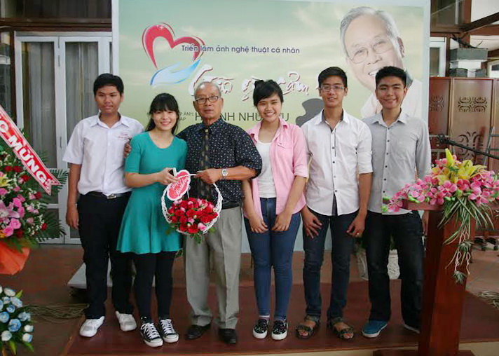 Người thân và bạn bè tặng hoa chúc mừng tác giả Huỳnh Như Lưu (thứ ba từ trái qua).