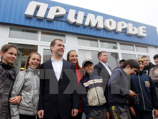 Thủ tướng Nga Dmitry Medvedev đến thăm thành phố Yuzhno-Kurilsk trên đảo Kunashir, thuộc quần đảo Kuril hồi năm 2012. (Nguồn: AFP/TTXVN)
