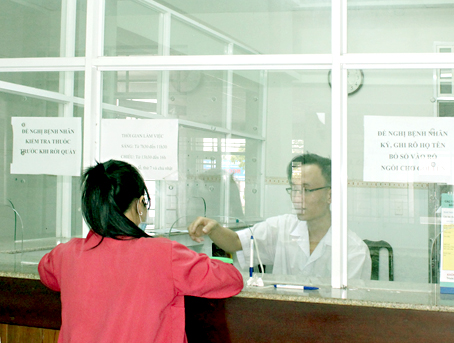 Bệnh nhân nhiễm HIV lãnh thuốc ARV tại Trung tâm phòng, chống HIV/AIDS tỉnh.  Ảnh: AN AN