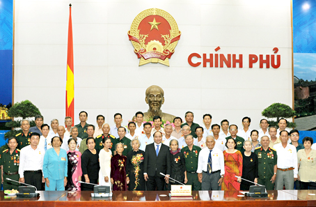 Phó thủ tướng Nguyễn Xuân Phúc chụp ảnh lưu niệm với đoàn đại biểu người có công với cách mạng tỉnh Đồng Nai.