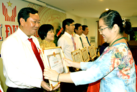 Phó trưởng ban Thi đua - khen thưởng tỉnh Vy Vũ Hồng Thảo trao bằng khen của UBND tỉnh cho các tập thể tại đại hội. Ảnh: C.Nghĩa