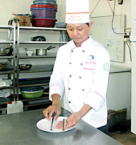 Bếp trưởng Nhà hàng Đồng Nai đang rút xương cá kèo để chế biến món cá kèo rút xương nướng.  Ảnh: K. Minh