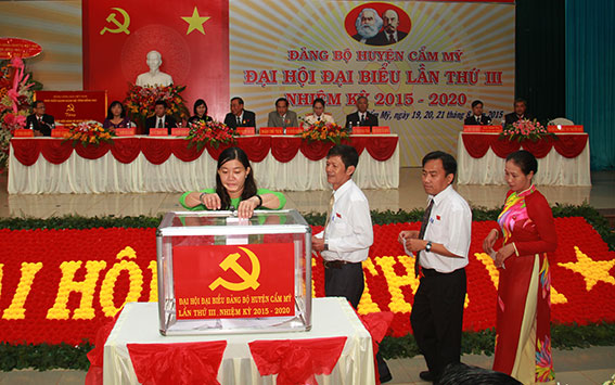 Các đại biểu bỏ phiếu bầu đại biểu tham dự đại biểu dự Đại hội đại biểu Đảng bộ tỉnh lần thứ X