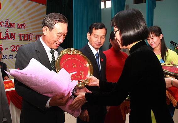 Đồng chí Nguyễn Thị Hoàng, Bí thư Huyện ủy khóa III trao quà cho các đồng chí thôi không tham gia Ban chấp hành Huyện ủy khóa mới.