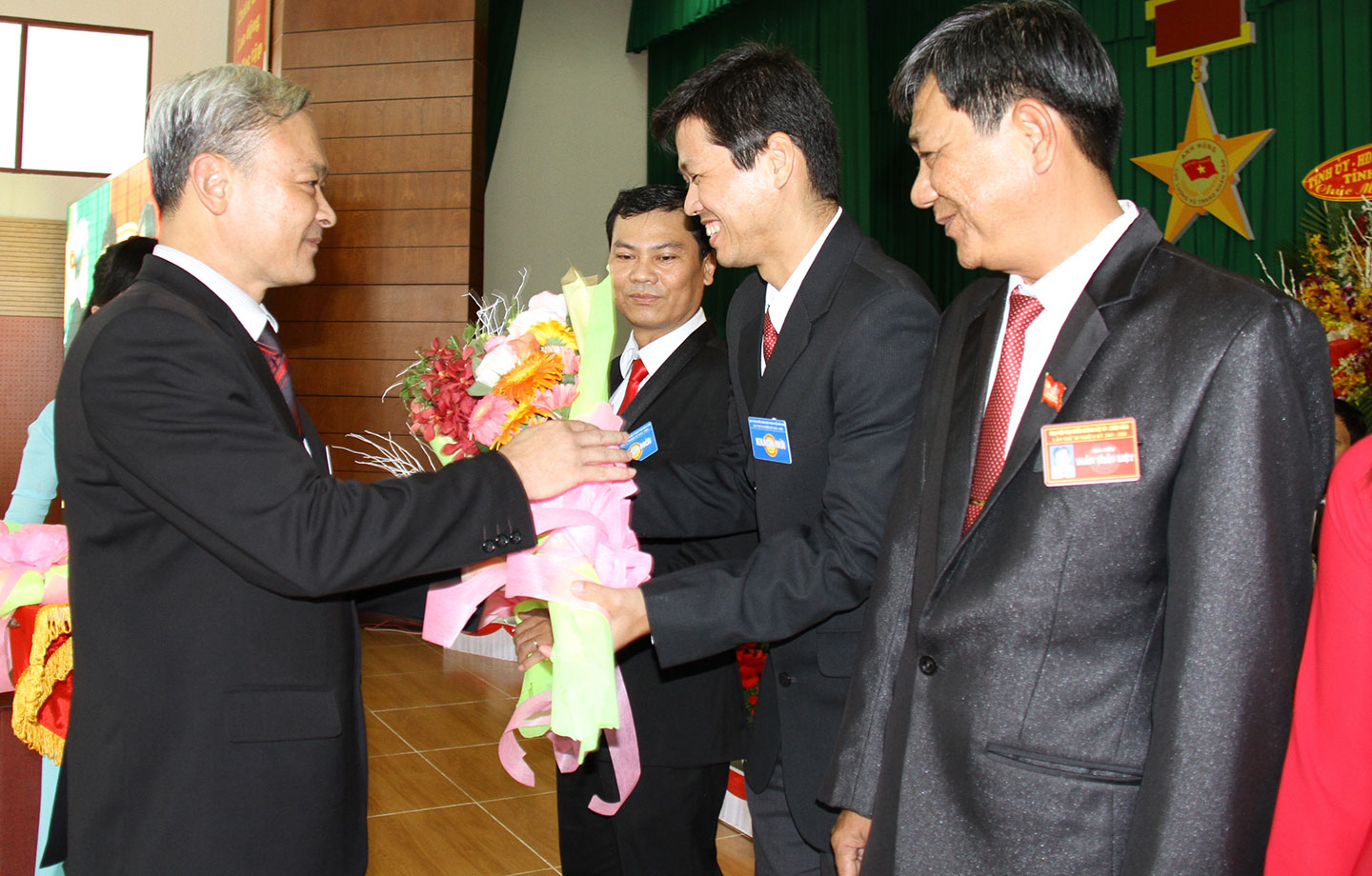 Đồng chí Nguyễn Phú Cường tặng hoa chúc mừng các đồng chí được bầu vào Ủy ban Kiểm tra Thành ủy khóa mới