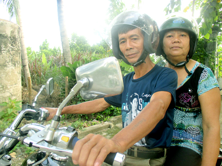 Vợ chồng ông Vũ Trường Lộc nay đi chợ bằng xe máy, không còn cảnh cuốc bộ như ngày nào.