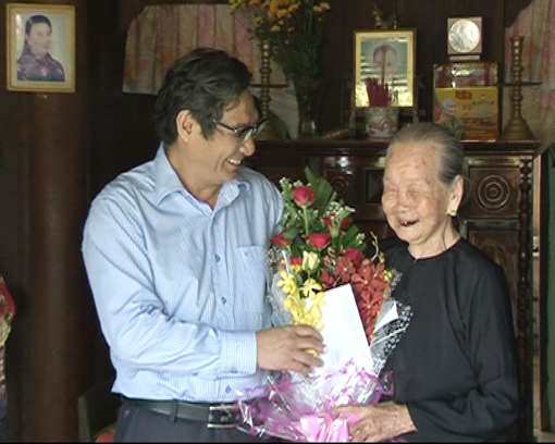 Bí thư Huyện ủy Trảng Bom Nguyễn Sơn Hùng tặng quà cho Mẹ Việt Nam anh hùng. 