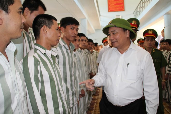 Phó Thủ tướng Nguyễn Xuân Phúc kiểm tra công tác đặc xá tại Đồng Nai. (Ảnh: TTXVN)