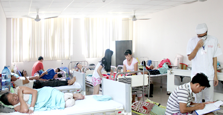 Nhiều tuần nay, tại Khoa nhiễm Bệnh viện đa khoa Đồng Nai, do số ca sốt xuất huyết tăng đột biến nên bệnh nhân phải nằm tràn ra hành lang của khoa.
